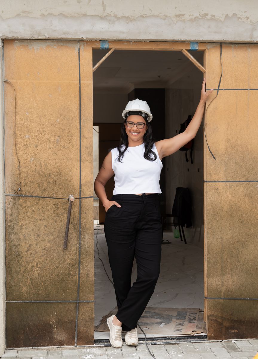 Angela Santos, de capacete, na porta de uma construção em fase de acabamento